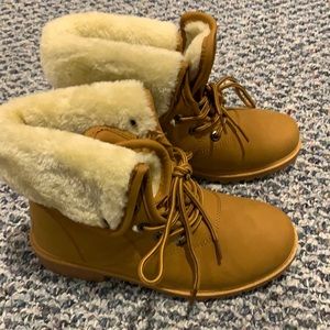 brand new, never worn size 6 Sherpa ugg botties. Super warm!!